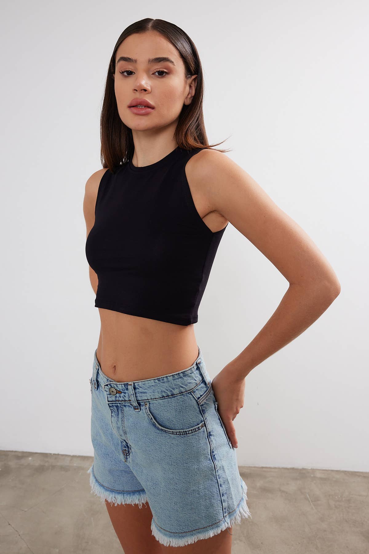 Women’s cropped cotton tank top with crew neck from VAV NEW YORK, casual basic top perfect for warm weather.