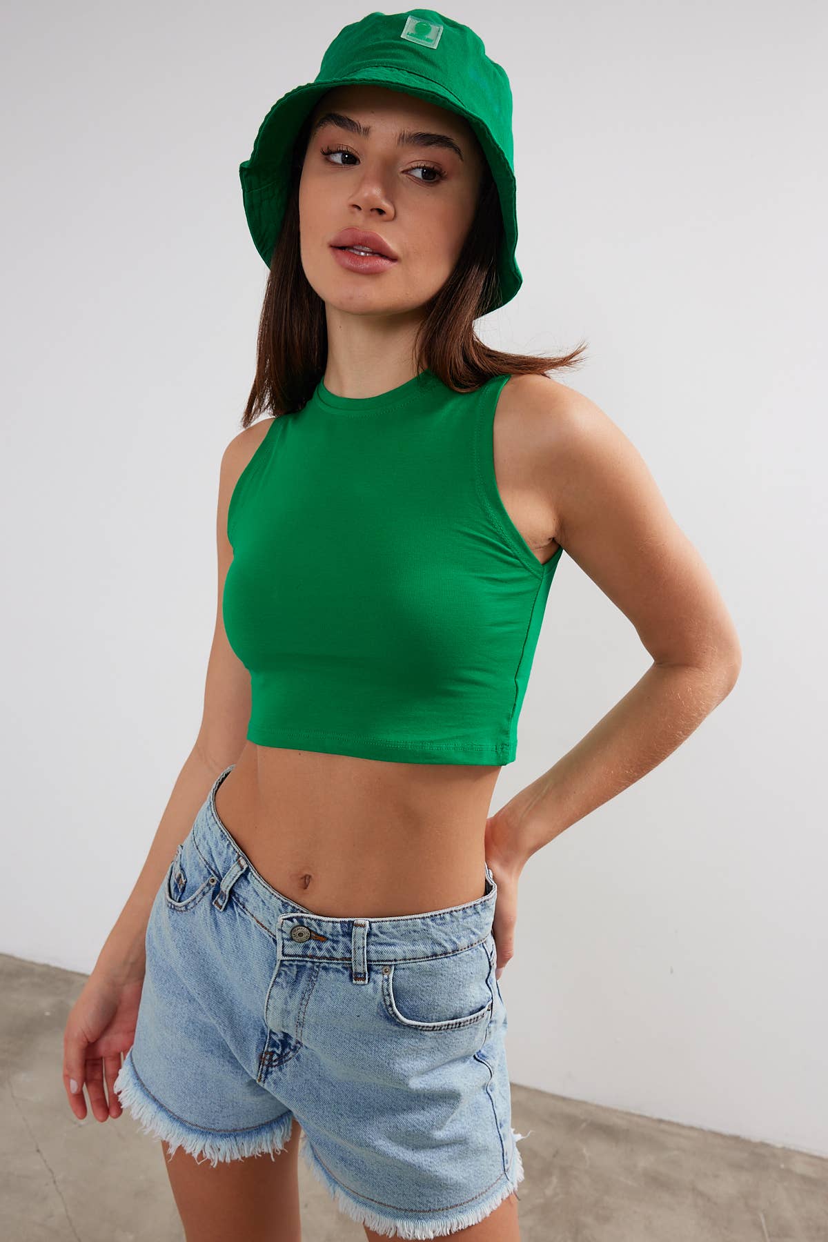 Women's VAV NEW YORK cropped cotton crew neck tank top, basic sleeveless top ideal for casual wear, white color, close-up view