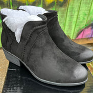 Pierre Dumas ankle boots featuring sleek leather design, low heel, and stylish ankle-height silhouette.