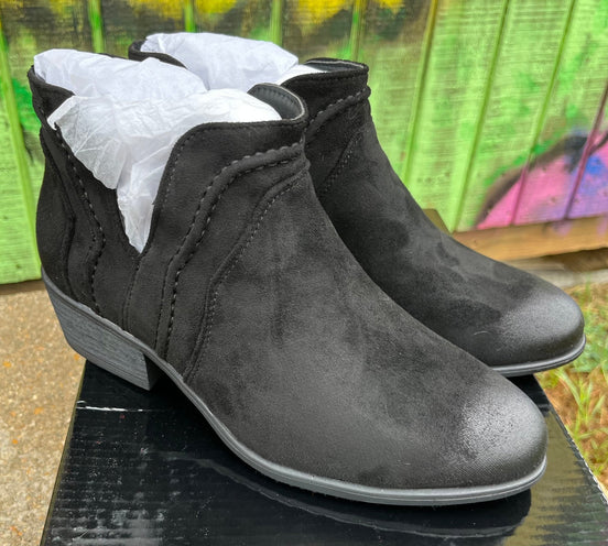 Pierre Dumas ankle boots featuring sleek leather design, low heel, and stylish ankle-height silhouette.
