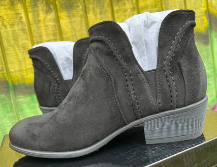 Pierre Dumas ankle boots with stylish leather design, featuring a sleek silhouette and comfortable heel for everyday wear.