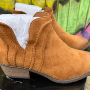 Pierre Dumas ankle boots with stylish leather design, featuring a sleek silhouette and sturdy heel for versatile wear.