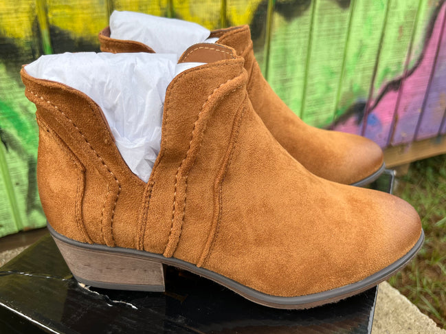 Pierre Dumas ankle boots with stylish leather design, featuring a sleek silhouette and sturdy heel for versatile wear.
