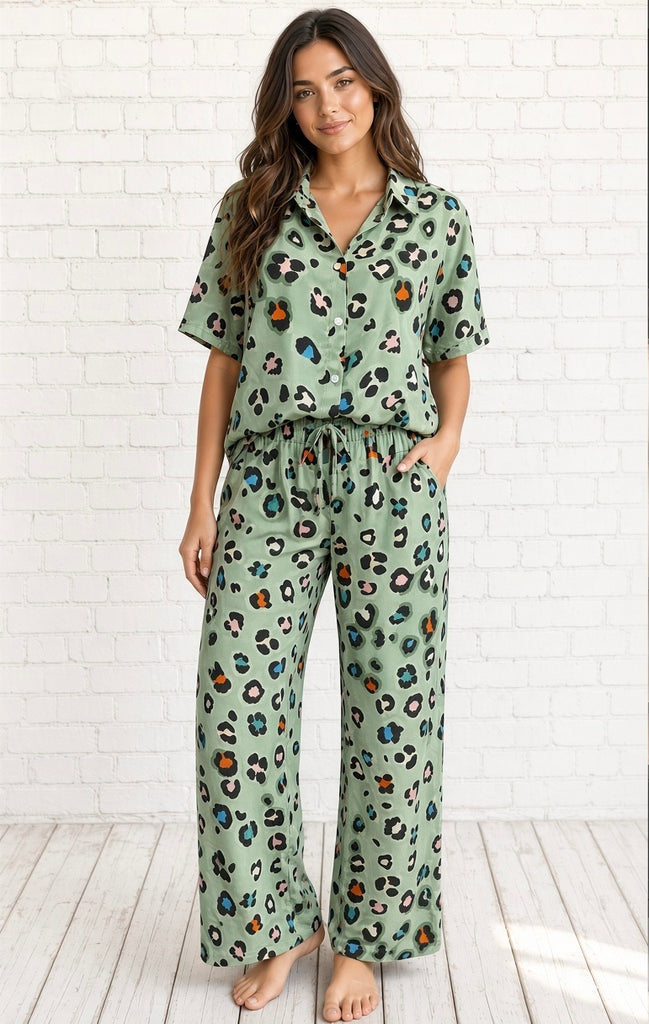 Conjunto de camisa con estampado de leopardo y pantalones anchos