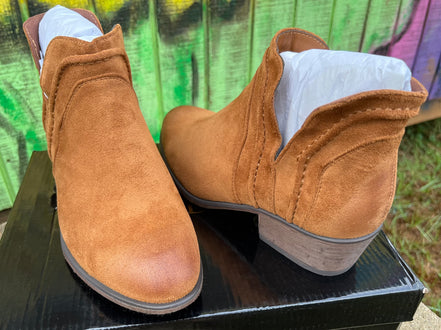 Pierre Dumas ankle boots with stylish leather design and low heel, perfect for casual or dressy outfits.