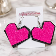 Pendientes de corazón negro y rosa brillante