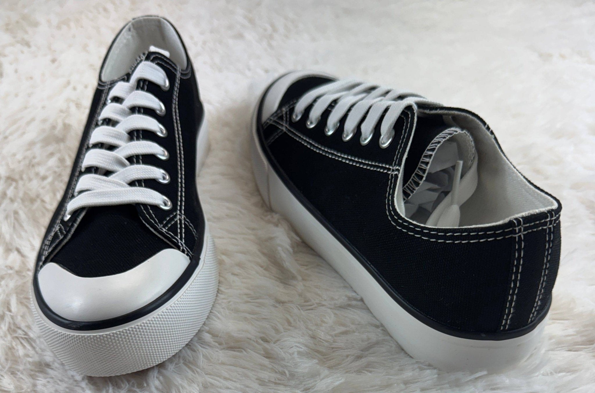 FASHION EMPORIO classic black sneakers with sleek design and comfortable fit, ideal for casual and everyday wear.