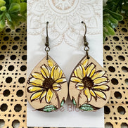 Hand-painted Daisy flower dangle earring made of lightweight wood by Seasideblooms featuring detailed flower design and hanging style.