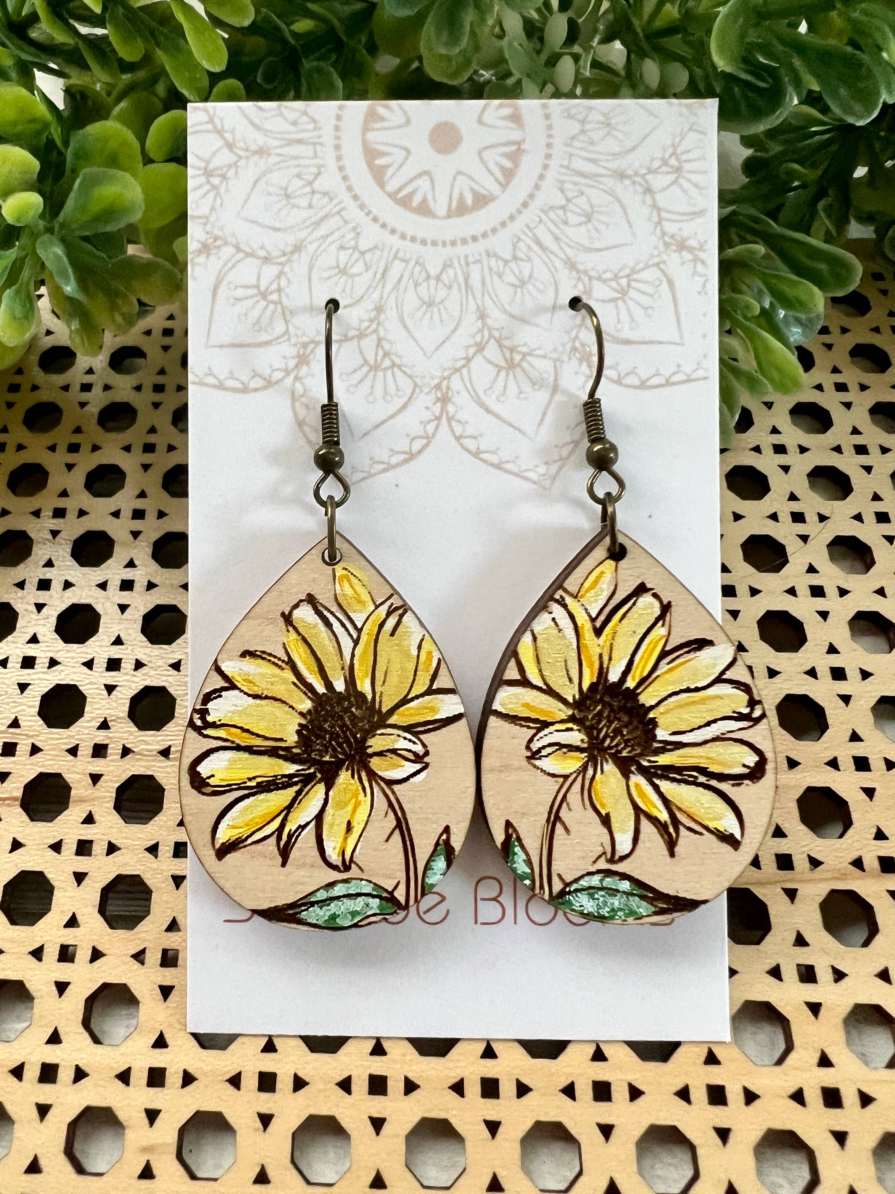 Hand-painted Daisy flower dangle earring made of lightweight wood by Seasideblooms featuring detailed flower design and hanging style.