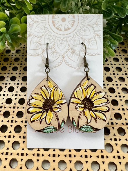 Hand-painted Daisy flower dangle earring made of lightweight wood by Seasideblooms featuring detailed flower design and hanging style.