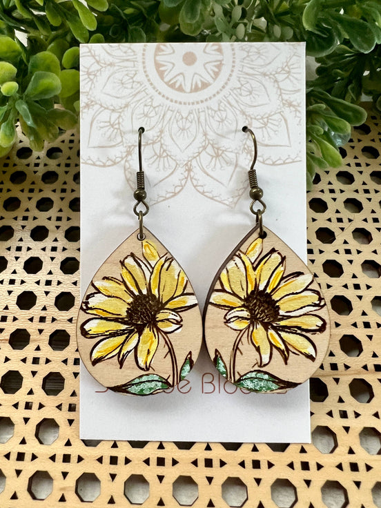 Hand-painted Daisy flower dangle earring made of lightweight wood by Seasideblooms featuring detailed flower design and hanging style.