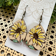 Hand-painted Daisy flower dangle earring made of lightweight wood by Seasideblooms, featuring a delicate floral design.