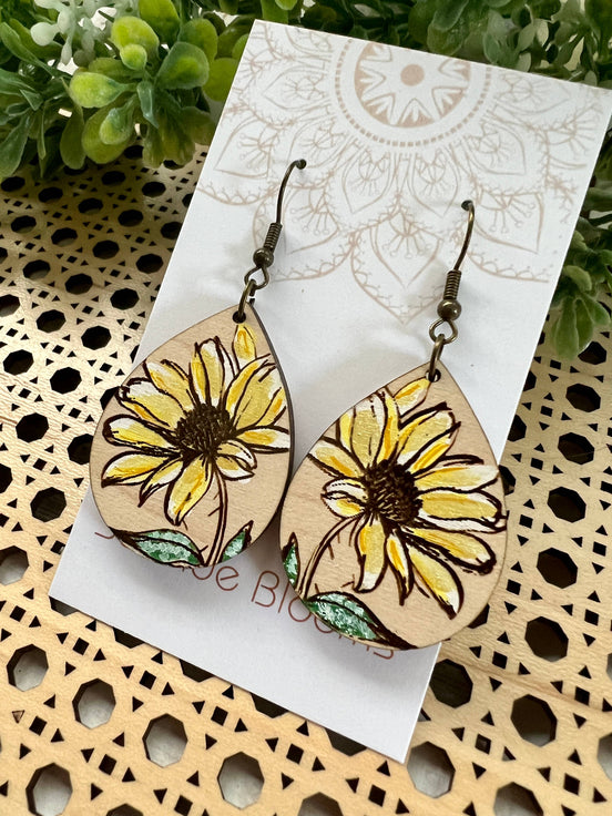 Hand-painted Daisy flower dangle earring made of lightweight wood by Seasideblooms, featuring a delicate floral design.